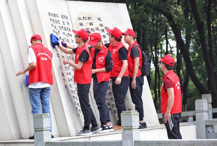 所團總支開展“緬懷革命先烈，清潔烈士墓碑”志愿活動